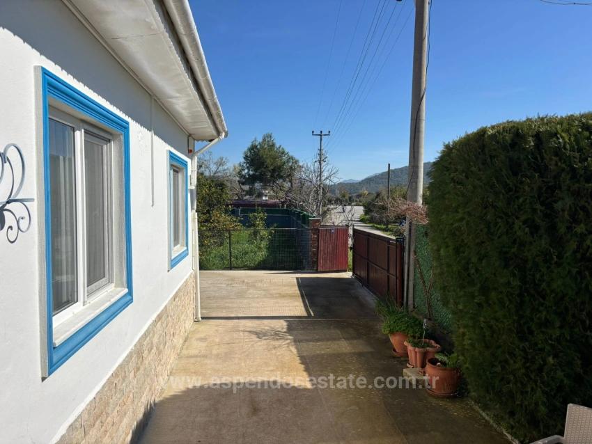 Eingeschossiges Haus Mit 2 Schlafzimmern Und Einem Zusätzlichen Zimmer Auf Einem 459 M² Großen Grundstück In Okçular Zu Verkaufen