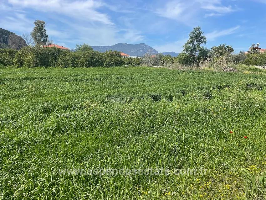 In Okçular Einem 736m2 Großen, 250m2 Großen Bau Genehmigten Verkäuflichen Grundstück