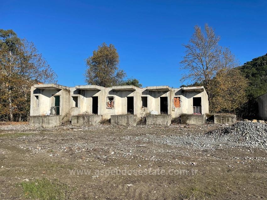 9.037 M² Großes Grundstück In Dalyan Gülpınar, Direkt An Der Hauptstraße, Zu Verkaufen.