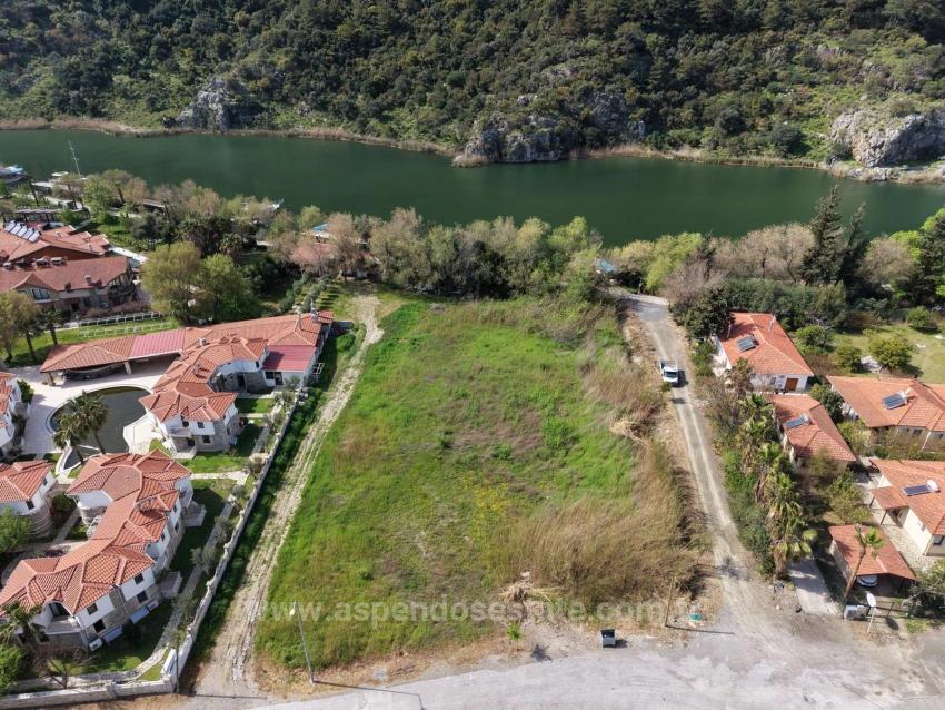 2600 M² Großes Grundstück In Dalyan Gülpınar, Direkt Am Kanal Gelegen, Mit 20% Tourismuszonierung Zu Verkaufen.