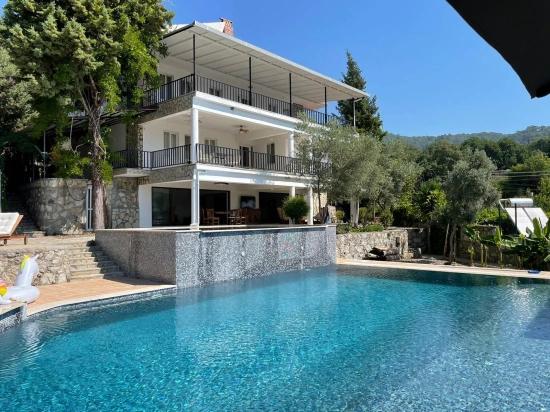 5+2-Zimmer-Villa In Çandır Mit Meer- Und Seeblick Zu Verkaufen