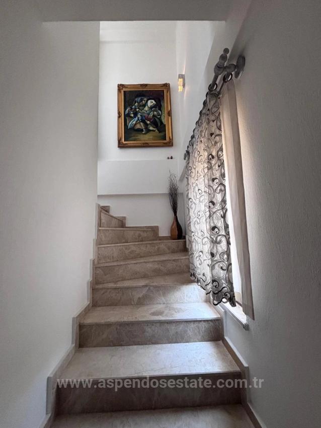 Dalyan Maraş'da Köşebaşında 980M2 Arsa İçin'de 5+1 Satılık Villa