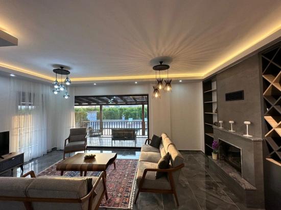 Eskiköy'de 14.136 M2 Tarla İçerisinde 4+1 Satılık Villa